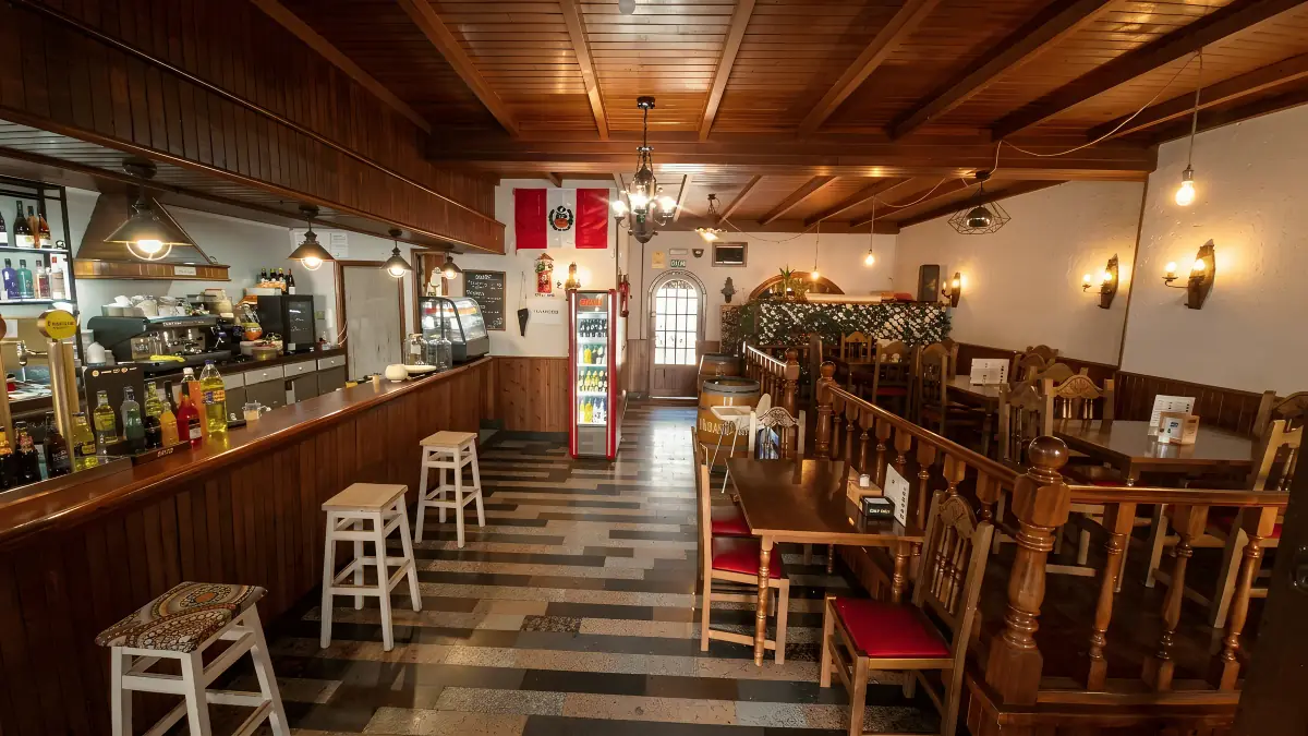 Interior de Inkawasi: la barra de madera a la izquierda y las mesas del comedor a la derecha